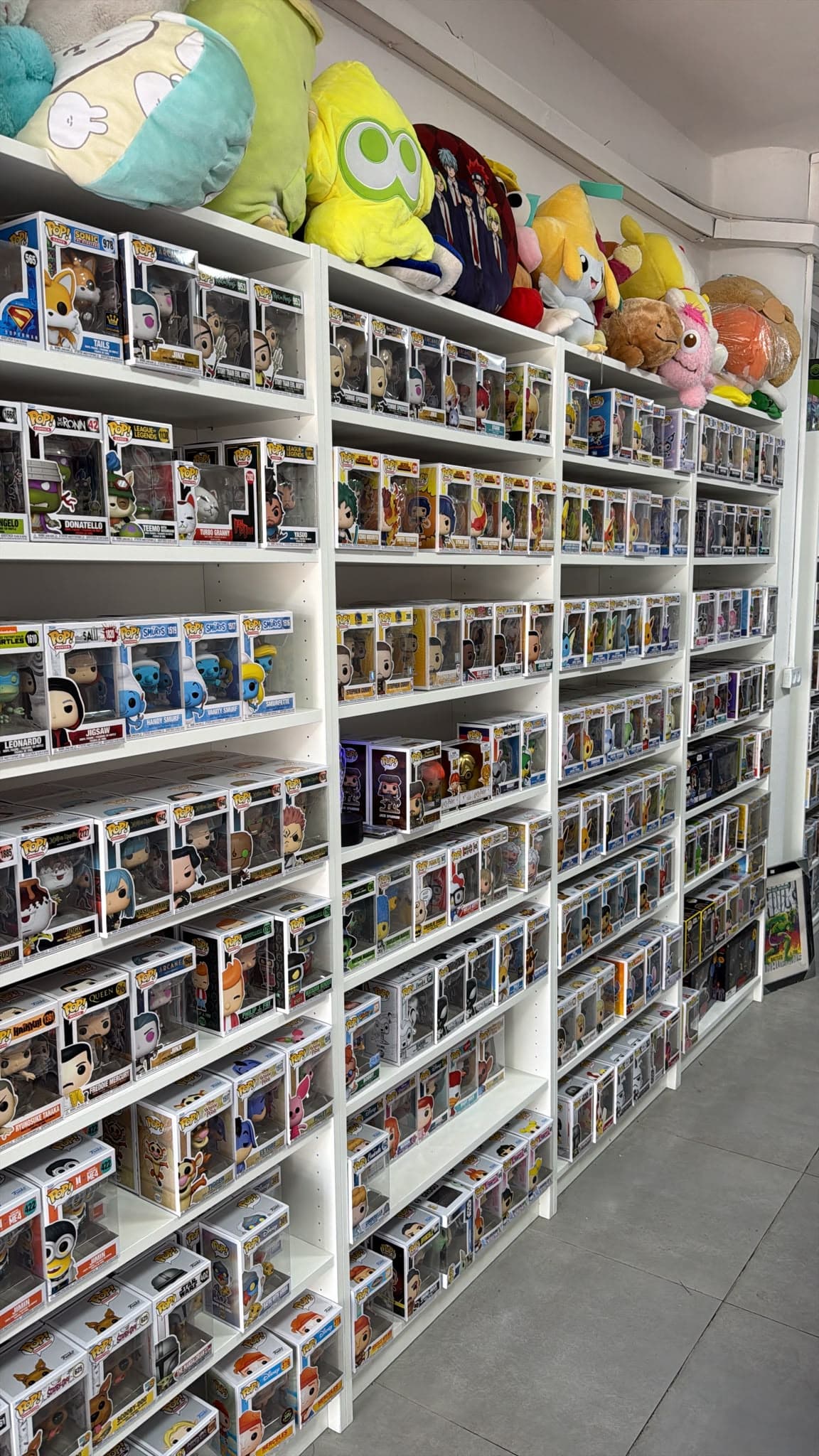 קיר דמויות Funko Pop ובובות פלושי באנימה מרקט סניף פתח תקווה.