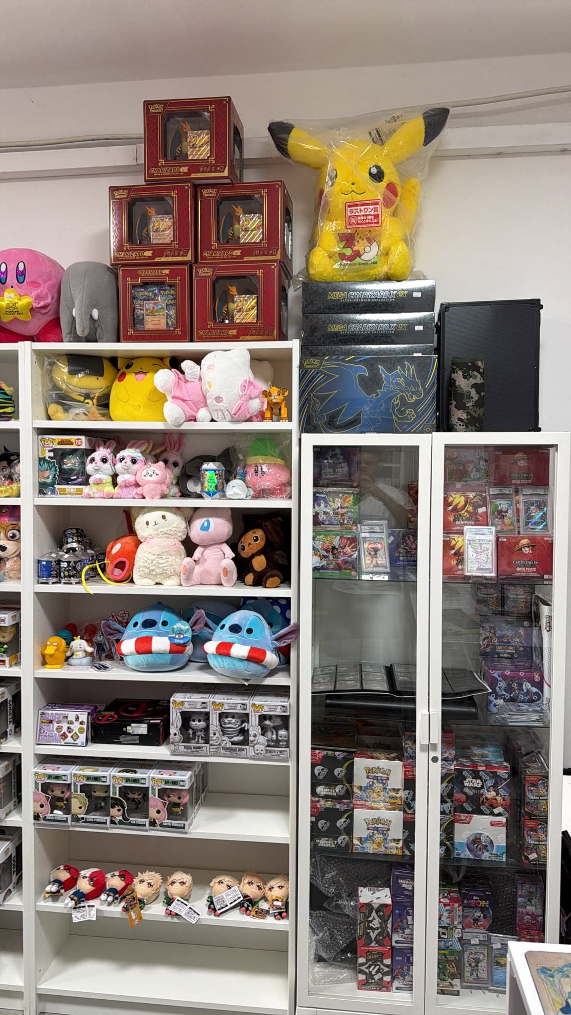 ויטרינת בובות פלושי, Funko Pop ומוצרי פוקימון באנימה מרקט סניף פתח תקווה.