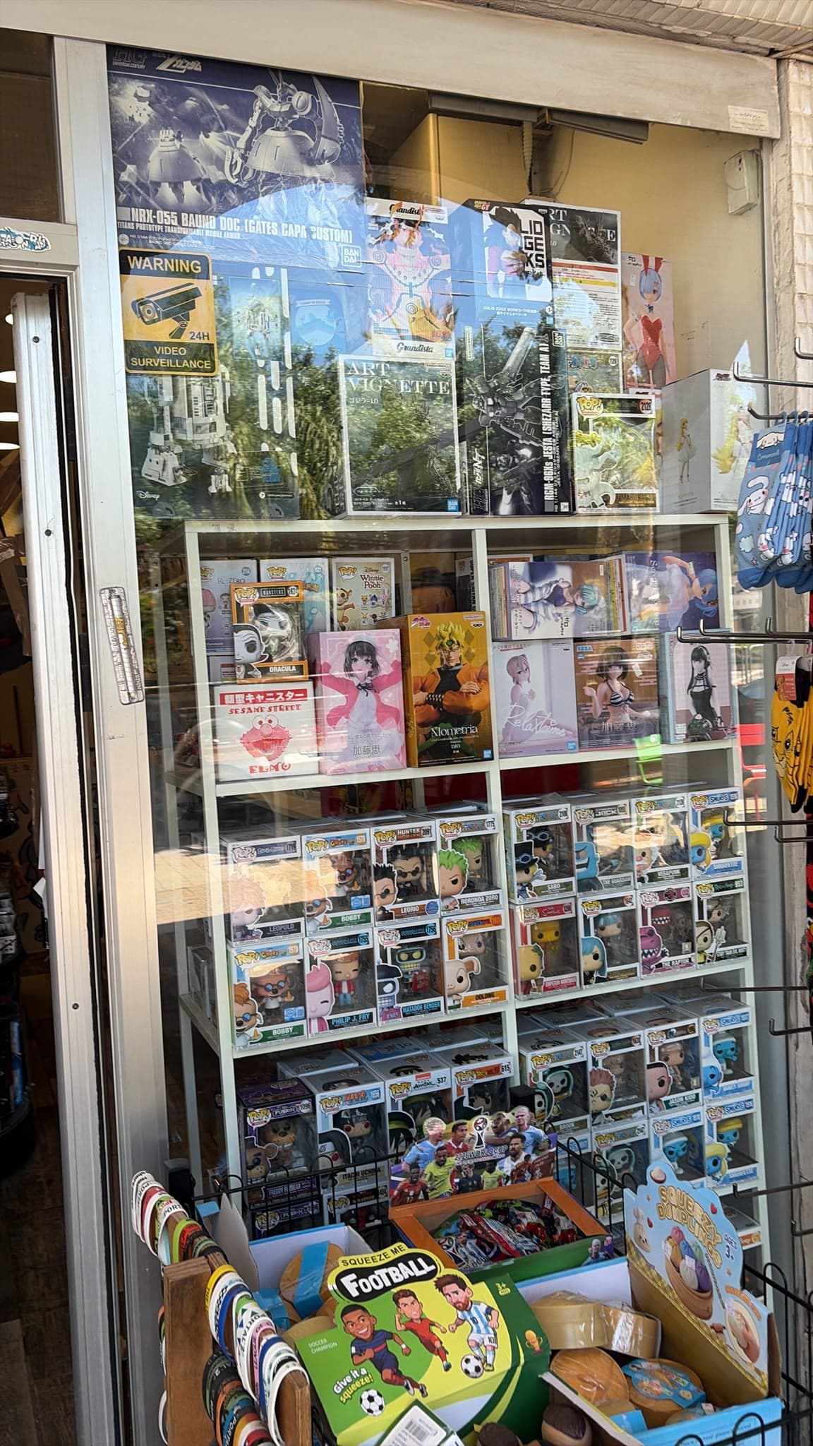 חלון הראווה של אנימה מרקט סניף כפר סבא עם Funko Pop, פיגרים ומוצרי אנימה.