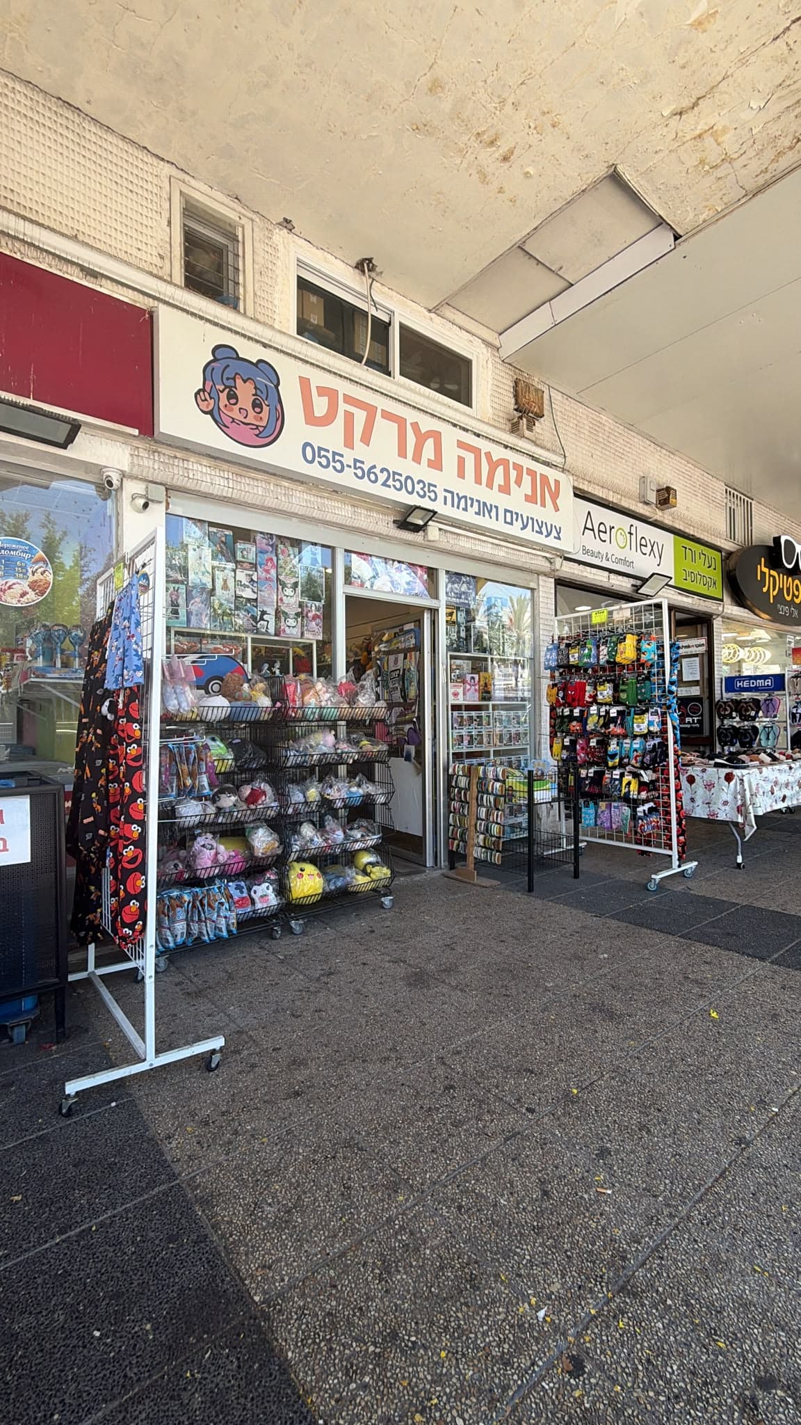 חזית אנימה מרקט סניף כפר סבא עם חלון ראווה של מוצרי אנימה, פיגרים, בובות וקלפי פוקימון.