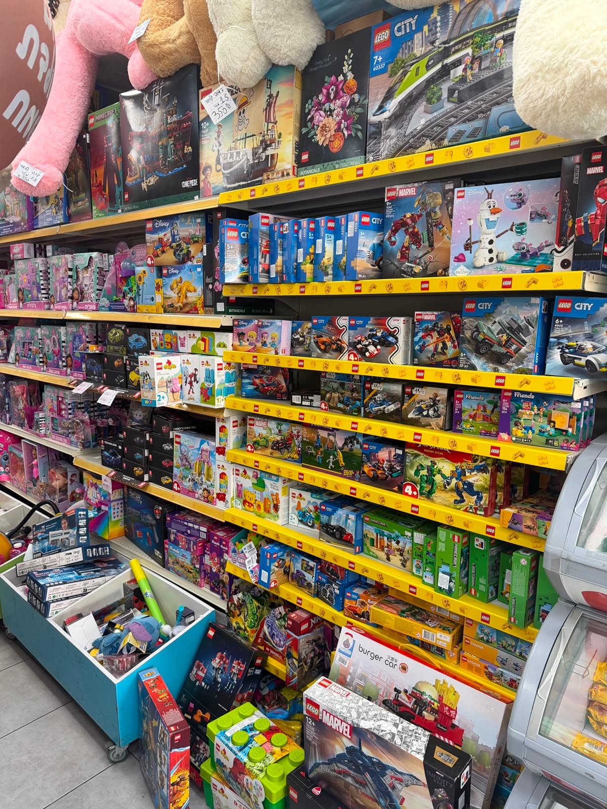 מדף משחקי LEGO בחנות מיסטר הליום באשקלון עם ערכות LEGO, צעצועים, משחקי הרכבה, מתנות לילדים ומוצרי אספנות.
