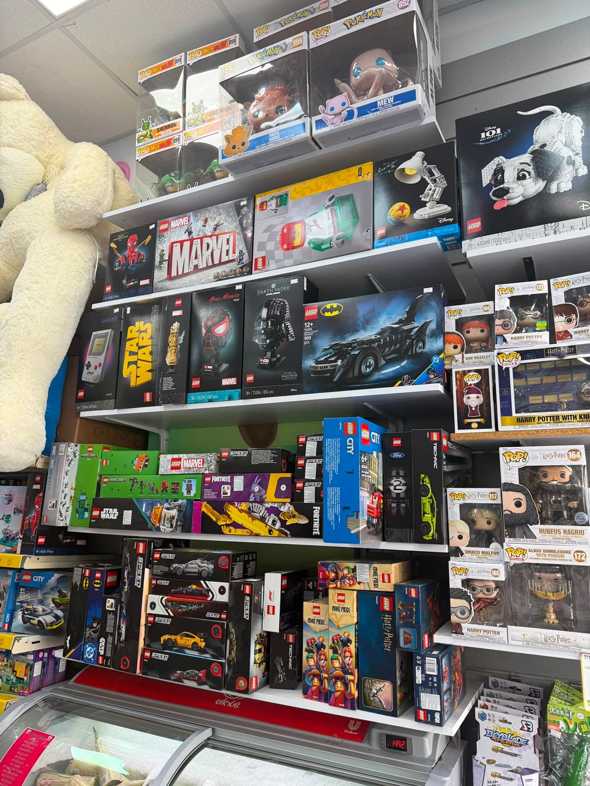 ערכות LEGO, דמויות Funko Pop, פיגרים ומוצרי אספנות בחנות מיסטר הליום באשקלון.