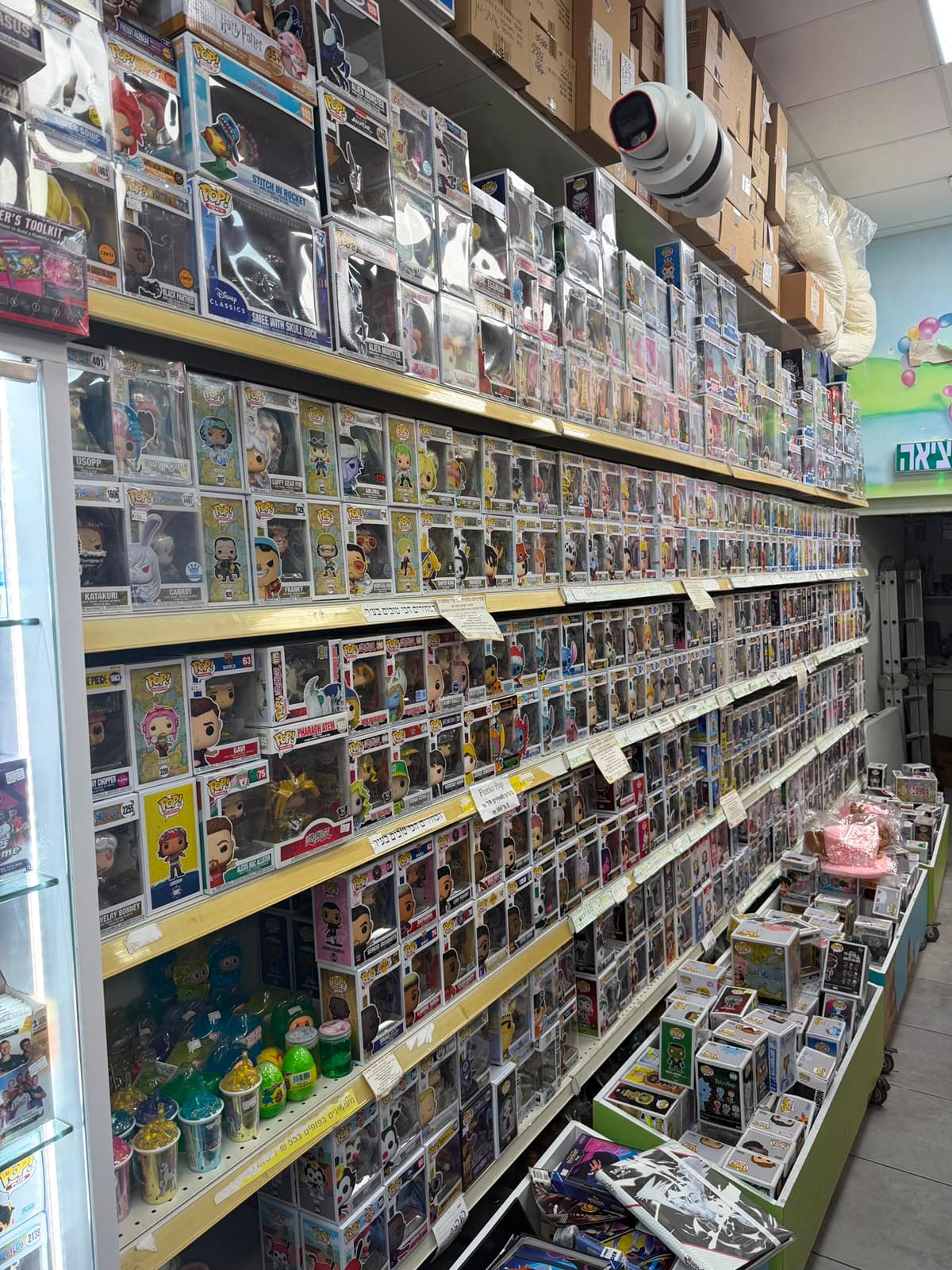 קיר דמויות Funko Pop, פיגרים ומוצרי אספנות בחנות מיסטר הליום באשקלון.