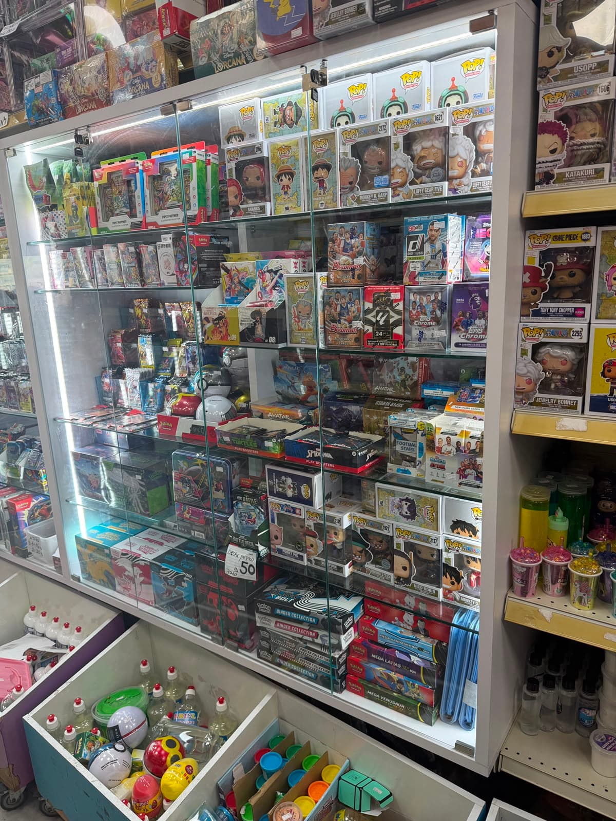 ויטרינת פיגרים, דמויות Funko Pop, קלפי פוקימון ומוצרי אספנות בחנות מיסטר הליום באשקלון.