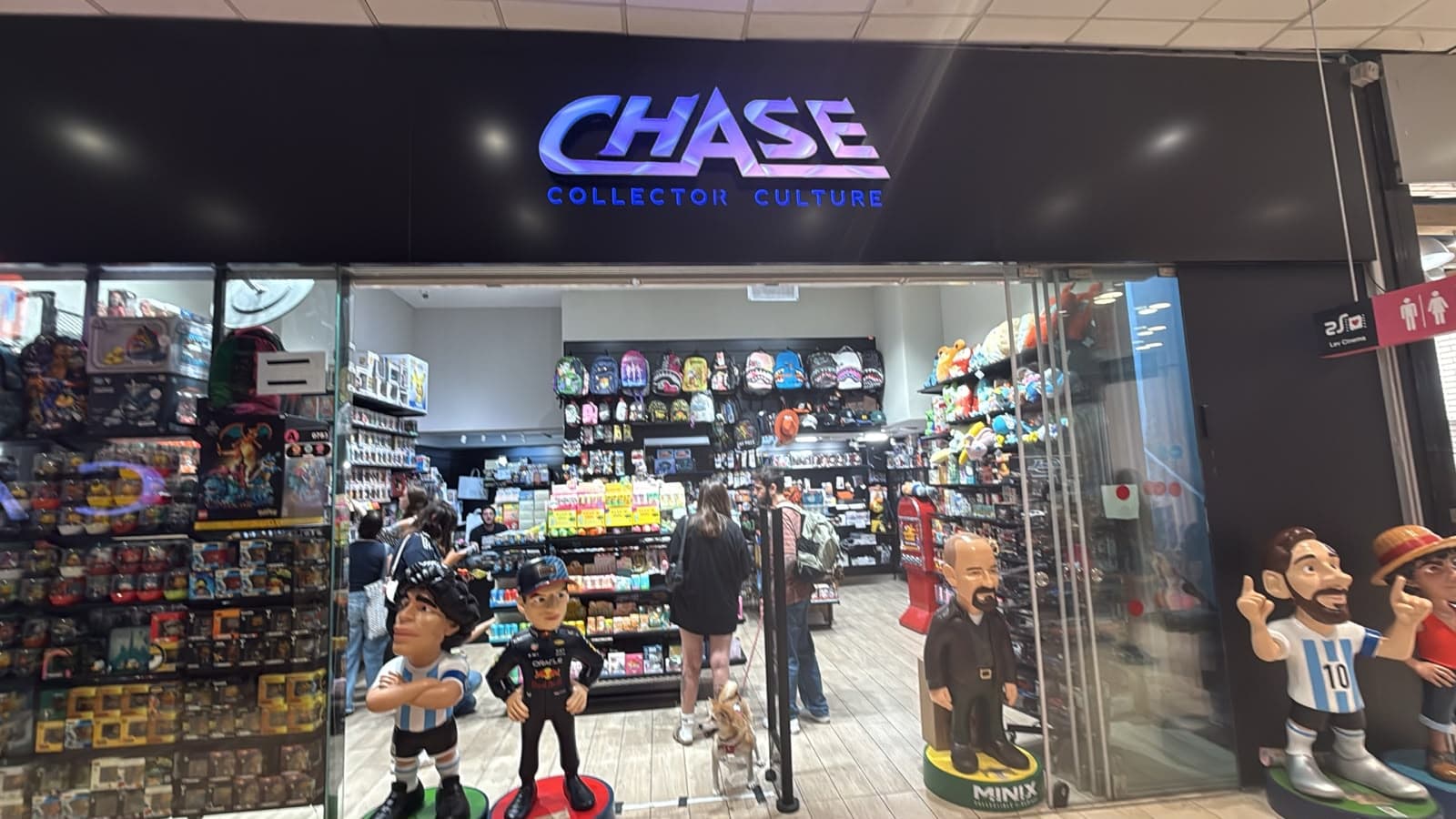 חנות "CHASE COLLECTOR CULTURE" בדיזנגוף סנטר, עמוסה בפיגרים, פופים ומרצנדייז של אנימה וספורט.